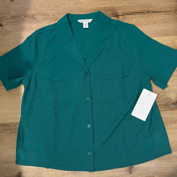 Athleta Echo Short Sleeve Revere Collar Button Through Top in Emerald Green - Picture 3 of 11